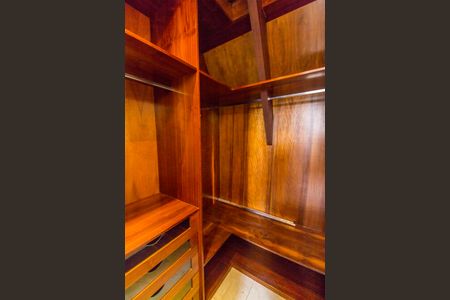 Casa de condomínio para alugar com 680m², 5 quartos e 8 vagasCloset da suíte