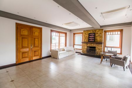 Sala  de casa de condomínio para alugar com 5 quartos, 680m² em Alphaville, Santana de Parnaíba