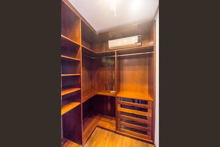 Casa de condomínio para alugar com 680m², 5 quartos e 8 vagasCloset da suíte