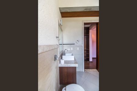 Casa de condomínio para alugar com 680m², 5 quartos e 8 vagasBanheiro da Suíte