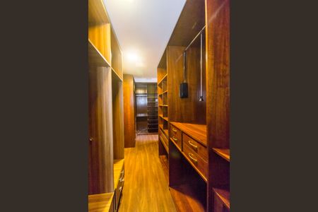 Casa de condomínio para alugar com 680m², 5 quartos e 8 vagasCloset da suíte