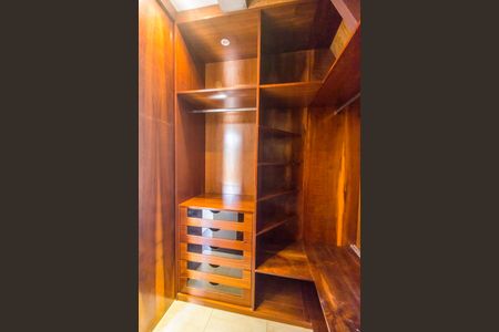 Casa de condomínio para alugar com 680m², 5 quartos e 8 vagasCloset da suíte