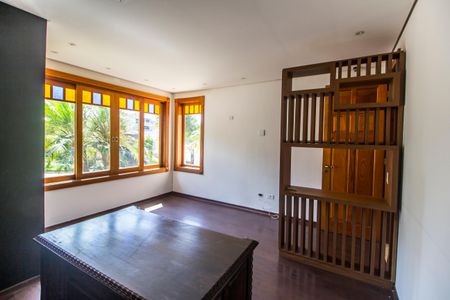 Casa de condomínio para alugar com 680m², 5 quartos e 8 vagasEscritório