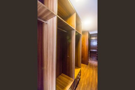 Casa de condomínio para alugar com 680m², 5 quartos e 8 vagasCloset da suíte