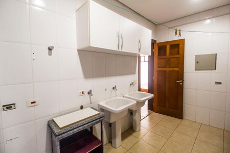 Casa de condomínio para alugar com 680m², 5 quartos e 8 vagasÁrea de Serviço