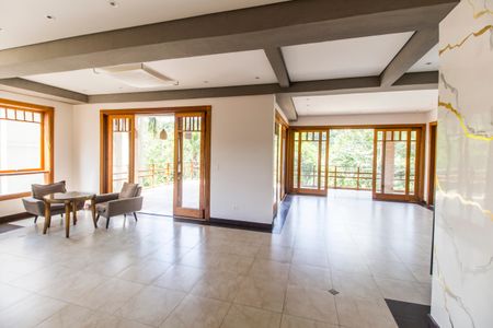 Sala  de casa de condomínio para alugar com 5 quartos, 680m² em Alphaville, Santana de Parnaíba