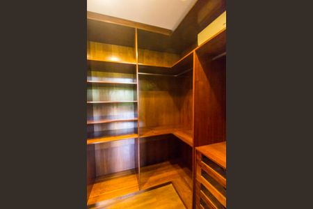 Casa de condomínio para alugar com 680m², 5 quartos e 8 vagasCloset da suíte