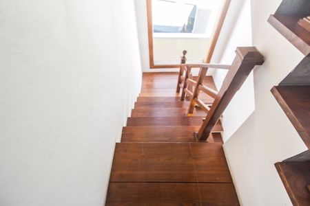 Casa de condomínio para alugar com 680m², 5 quartos e 8 vagasEscada