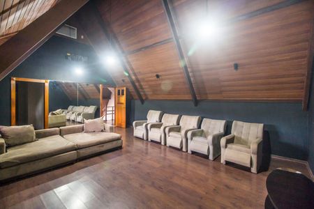 Casa de condomínio para alugar com 680m², 5 quartos e 8 vagasSala de TV