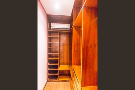 Casa de condomínio para alugar com 680m², 5 quartos e 8 vagasCloset da suíte
