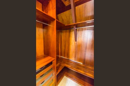 Casa de condomínio para alugar com 680m², 5 quartos e 8 vagasCloset da suíte