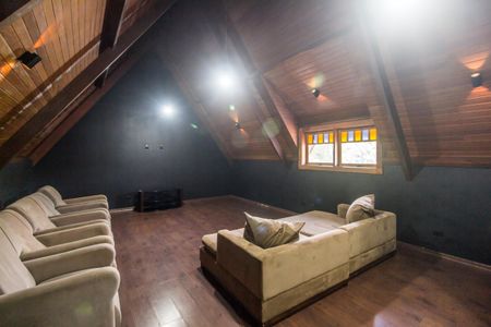 Casa de condomínio para alugar com 680m², 5 quartos e 8 vagasSala de TV