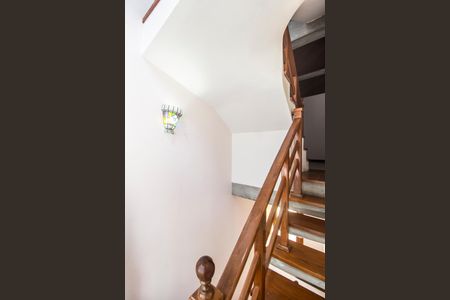 Casa de condomínio para alugar com 680m², 5 quartos e 8 vagasEscada