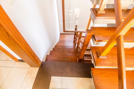 Casa de condomínio para alugar com 680m², 5 quartos e 8 vagasEscada