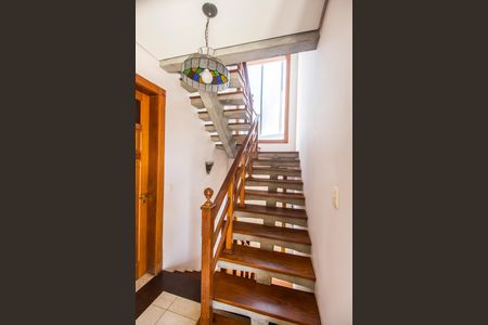 Casa de condomínio para alugar com 680m², 5 quartos e 8 vagasEscada