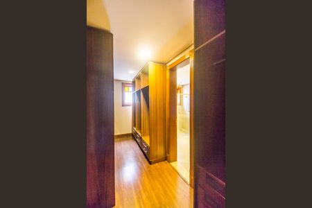 Casa de condomínio para alugar com 680m², 5 quartos e 8 vagasCloset da suíte