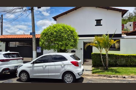 Casa à venda com 170m², 3 quartos e 3 vagas Casa à venda com 170m², 3 quartos e 3 vagasFachada