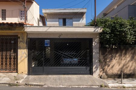 Casa à venda com 225m², 4 quartos e 2 vagas Casa à venda com 225m², 4 quartos e 2 vagasFachada