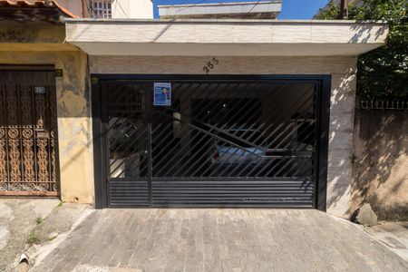 Casa à venda com 225m², 4 quartos e 2 vagas Casa à venda com 225m², 4 quartos e 2 vagasFachada