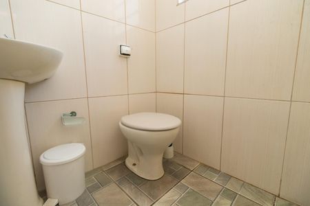 Casa à venda com 225m², 4 quartos e 2 vagas Casa à venda com 225m², 4 quartos e 2 vagasBanheiro 1