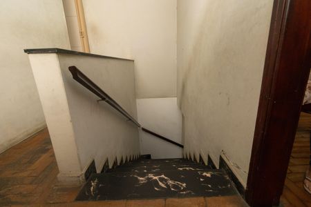 Casa à venda com 225m², 4 quartos e 2 vagas Casa à venda com 225m², 4 quartos e 2 vagasEscada dos quartos