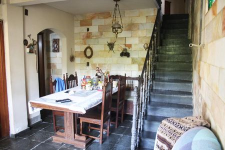 Casa à venda com 3 quartos, 600m² em Santo Antônio, Belo Horizonte