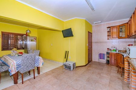 Casa à venda com 332m², 5 quartos e 4 vagasCozinha e Área de Serviço