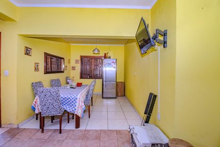 Casa à venda com 332m², 5 quartos e 4 vagasCozinha e Área de Serviço