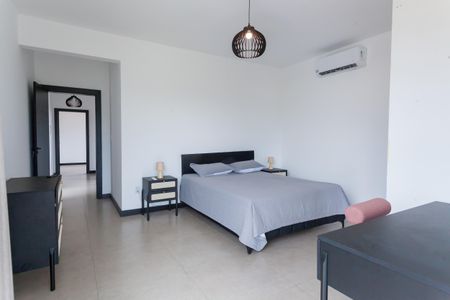 Casa de condomínio à venda com 280m², 3 quartos e 4 vagas Casa de condomínio à venda com 280m², 3 quartos e 4 vagassuite