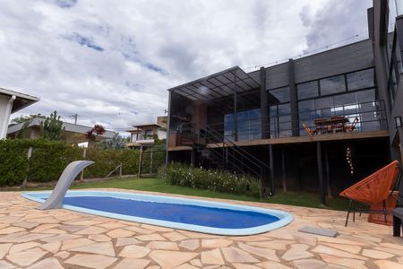 Casa de condomínio à venda com 280m², 3 quartos e 4 vagas Casa de condomínio à venda com 280m², 3 quartos e 4 vagasPiscina