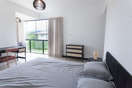 Casa de condomínio à venda com 280m², 3 quartos e 4 vagas Casa de condomínio à venda com 280m², 3 quartos e 4 vagassuite