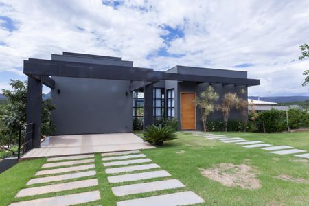 Casa de condomínio à venda com 280m², 3 quartos e 4 vagas Casa de condomínio à venda com 280m², 3 quartos e 4 vagasFachada