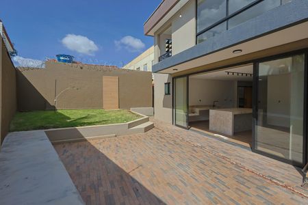 Casa à venda com 326m², 5 quartos e 4 vagasQuintal