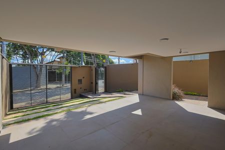 Casa à venda com 326m², 5 quartos e 4 vagasEntrada