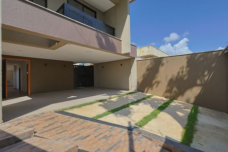 Casa à venda com 326m², 5 quartos e 4 vagasEntrada