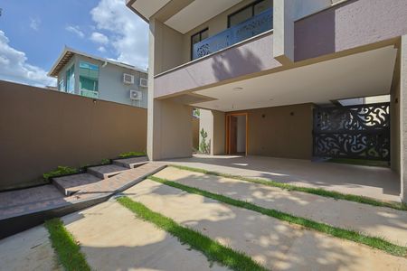 Casa à venda com 326m², 5 quartos e 4 vagasEntrada