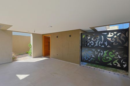 Casa à venda com 326m², 5 quartos e 4 vagasEntrada