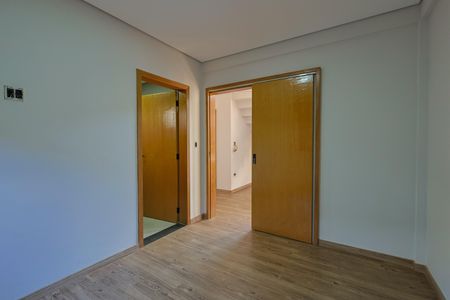 Casa à venda com 326m², 5 quartos e 4 vagasSuíte 1