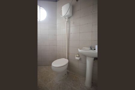 Banheiro de kitnet/studio para alugar com 1 quarto, 20m² em Jardim Fluminense, São Gonçalo