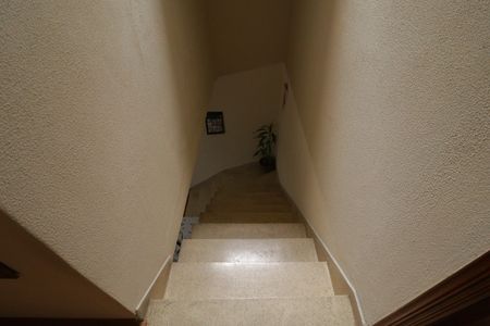 Casa à venda com 125m², 2 quartos e 2 vagas Casa à venda com 125m², 2 quartos e 2 vagasEscada