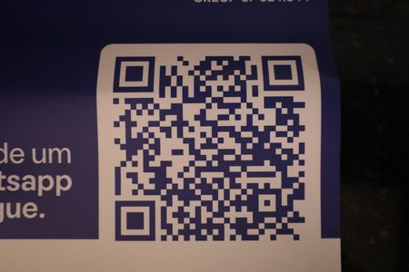 Apartamento para alugar com 50m², 2 quartos e 1 vagaPlaca instalada na janela da sala do imóvel - Código FPOT-884