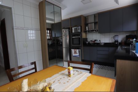 Casa para alugar com 300m², 2 quartos e 6 vagasCozinha