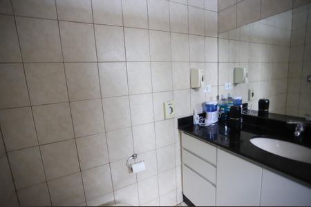 Casa para alugar com 300m², 2 quartos e 6 vagasBanheiro da Suíte