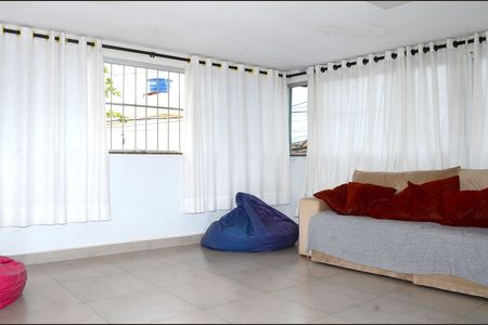 Sala 1 de casa para alugar com 2 quartos, 570m² em Belmonte, Belo Horizonte