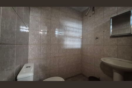 Casa para alugar com 160m², 3 quartos e 1 vagaBanheiro - Casa fundos