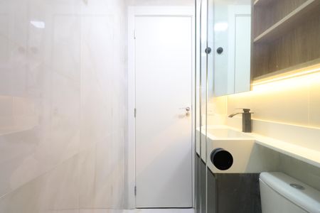Banheiro  de apartamento à venda com 2 quartos, 42m² em Barra Funda, São Paulo
