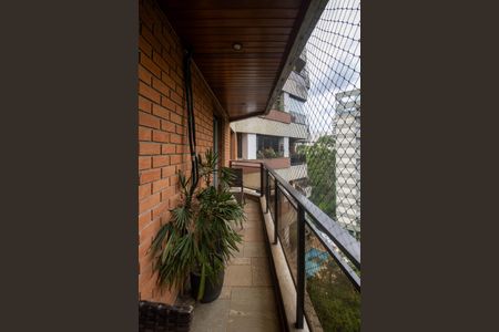 Apartamento à venda com 361m², 4 quartos e 4 vagasVaranda suíte 1 e 2 