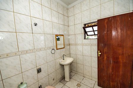 Casa à venda com 169m², 3 quartos e 4 vagasBanheiro Quarto 1