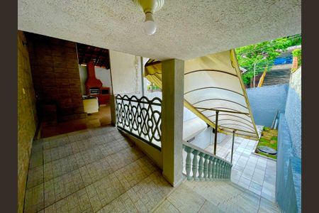 Casa à venda com 415m², 4 quartos e sem vagaEscada externa