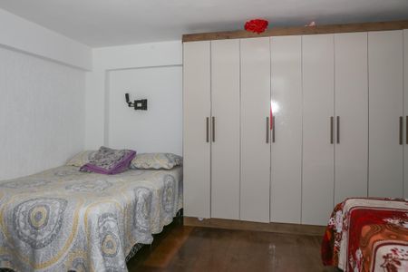 Casa à venda com 480m², 7 quartos e 4 vagas Casa à venda com 480m², 7 quartos e 4 vagasCasa 3 - Quarto